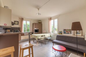 Télévision, lecteur de DVD, table de tennis de table