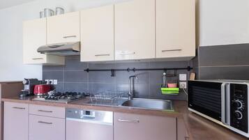 Réfrigérateur, micro-ondes, four, plaque de cuisson