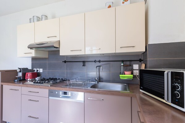 Fridge, microwave, oven, stovetop