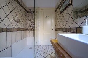 Douche, sèche-cheveux, serviettes fournies