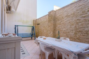 Outdoor dining - Holiday Apartment "Casa di Andrea" with Sea View, Wi-Fi & Terrace (Otranto)