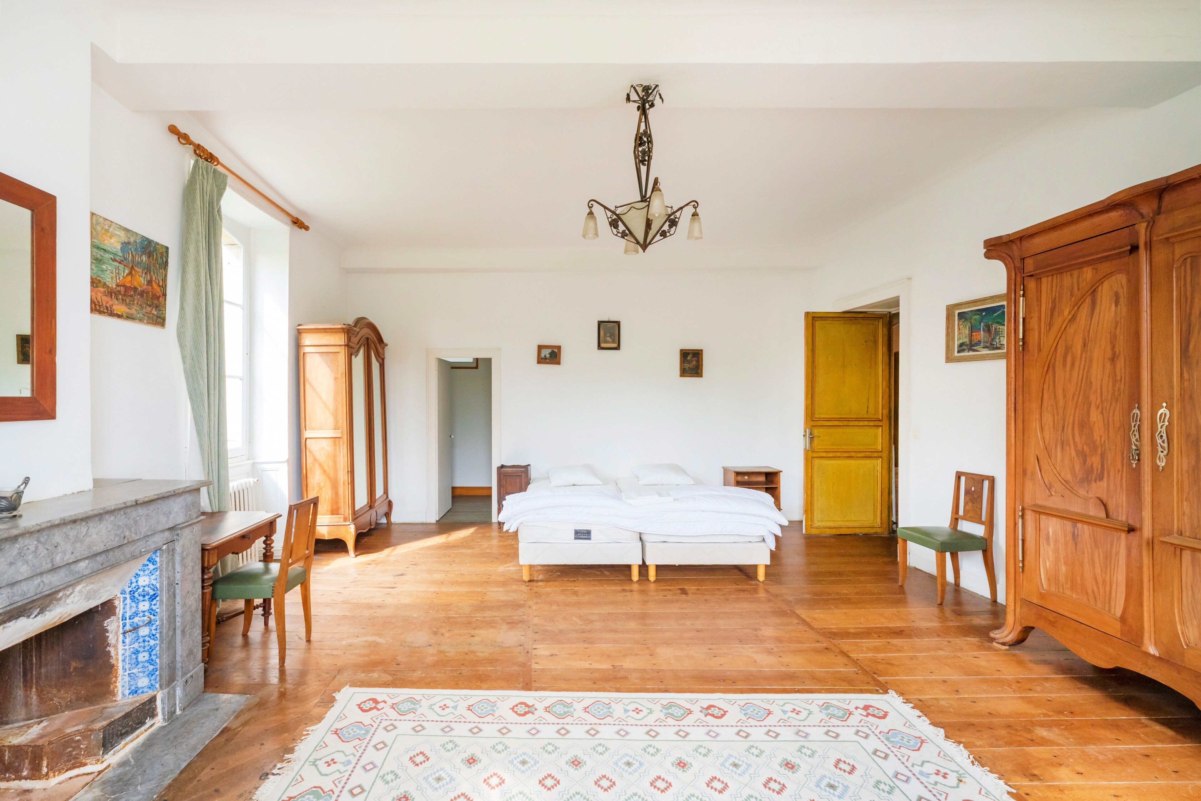 8 bedrooms, iron/ironing board, free WiFi, bed sheets