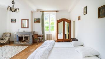 8 bedrooms, iron/ironing board, free WiFi, bed sheets