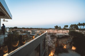 Aperto a colazione, pranzo e cena, con vista sul mare