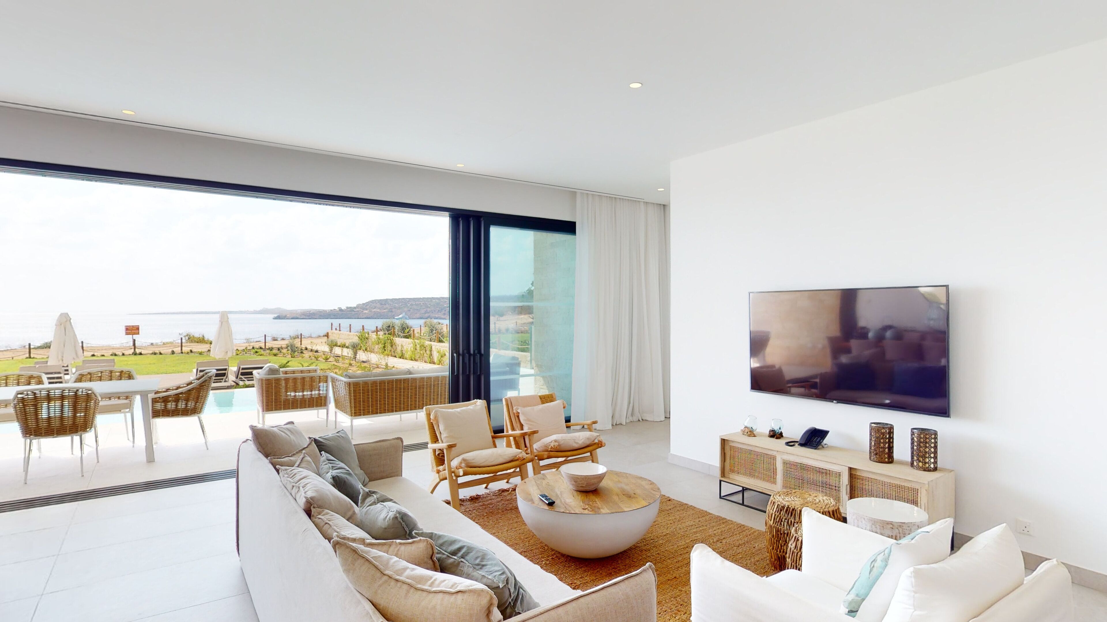 FRONT VIEW VILLA NEFELI-2 | Opholdsområde | 45-tommers smart-tv med kabelkanaler