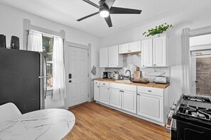 Jääkaappi, mikroaaltouuni, uuni, liesi