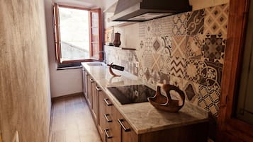 Fridge, stovetop, dishwasher, coffee/tea maker