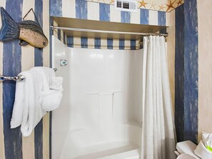 Condo, 2 habitaciones | Baño | Toallas 