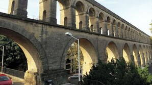 Un pont de pedra amb diverses voltes i un fanal.