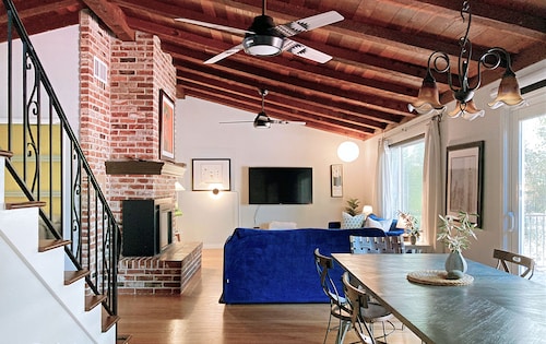 4BR/2BA Mid-Century Retreat House: Your Perfect Getaway!