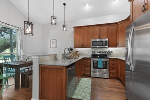 Geladeira, micro-ondas, fogão, cooktop