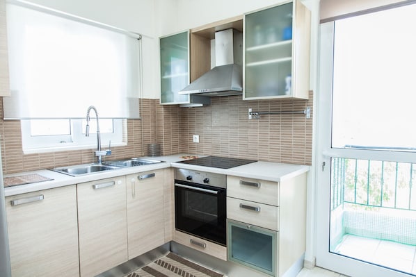 Fridge, oven, cookware/dishes/utensils
