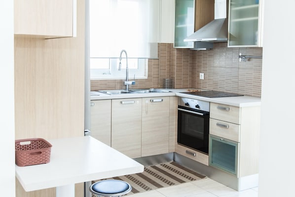 Refrigerador, horno y utensilios de cocina 