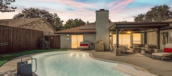 Modern Luxury Home, Pool Oasis & Backyard Retreat