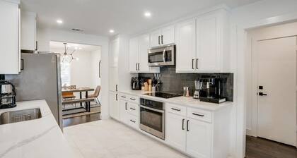 Modern Luxury Home, Pool Oasis & Backyard Retreat