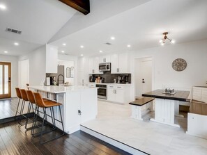 Réfrigérateur, four à micro-ondes, un four, surface de cuisson