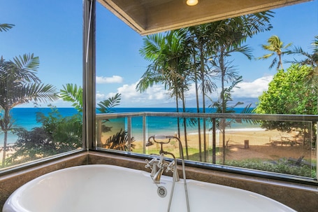 Innenbereich. Spacious OCEAN FRONT 2Bd/2Ba Condo with AC - Sands Of Kahana 315