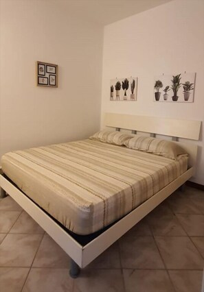 1 slaapkamer, een strijkplank/strijkijzer, gratis wifi, beddengoed