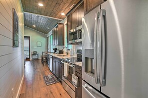 Fridge, microwave, stovetop, dishwasher - Hike, Ski & More! Pet-Friendly Home in Glenville (Glenville)
