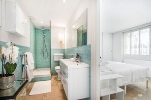 Shower, hair dryer, towels - Miss Westside Story - by Out of Office Lifestyle (Greater London)