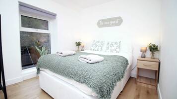 2 habitaciones, escritorio, tabla de planchar con plancha y wifi