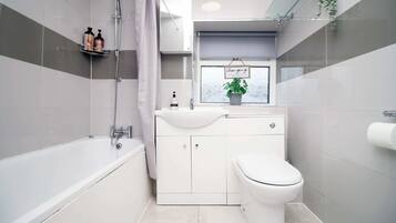 Bathtub, towels