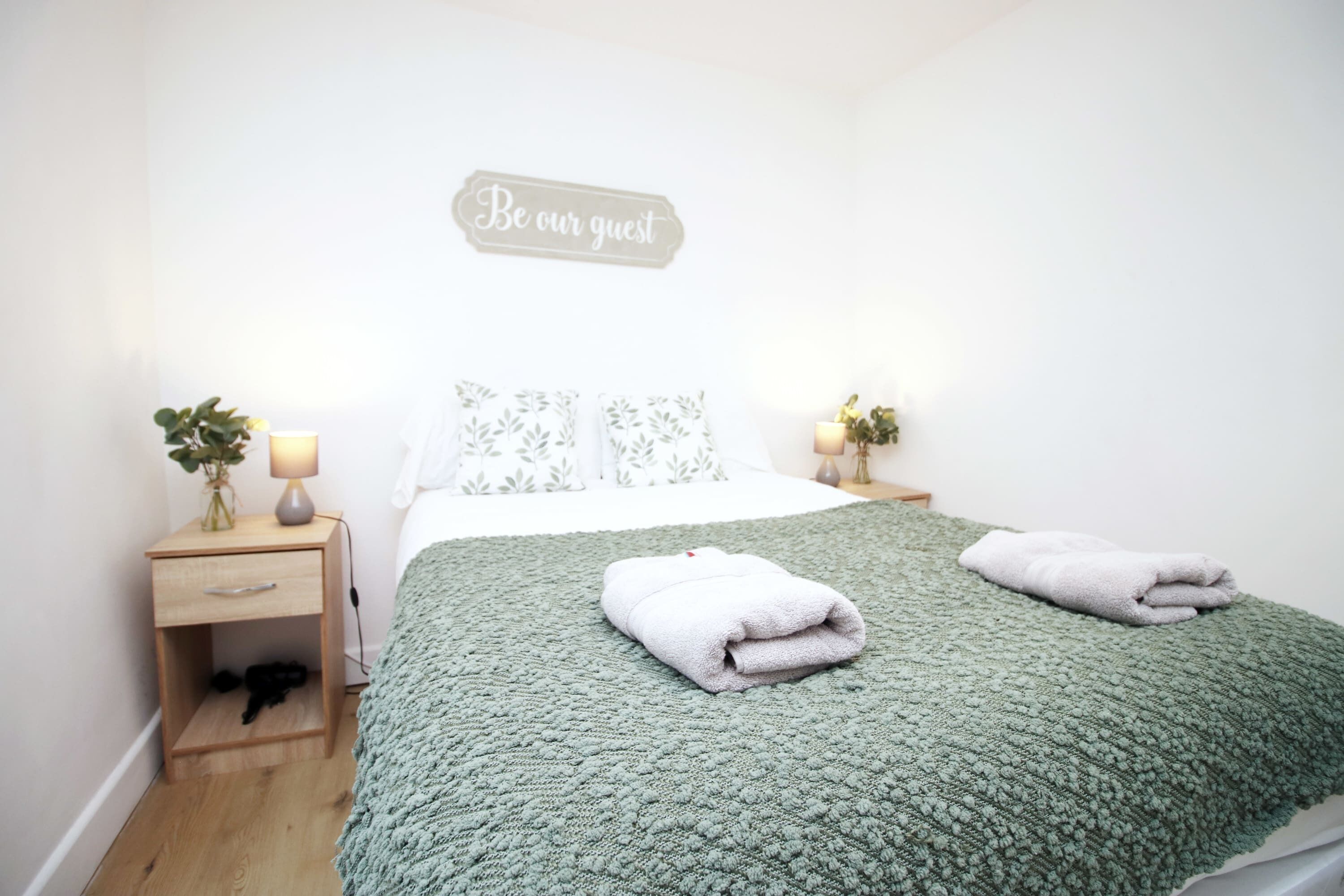 2 bedrooms, desk, iron/ironing board, WiFi