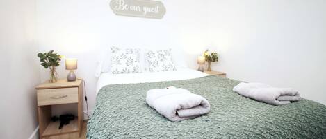2 bedrooms, desk, iron/ironing board, WiFi