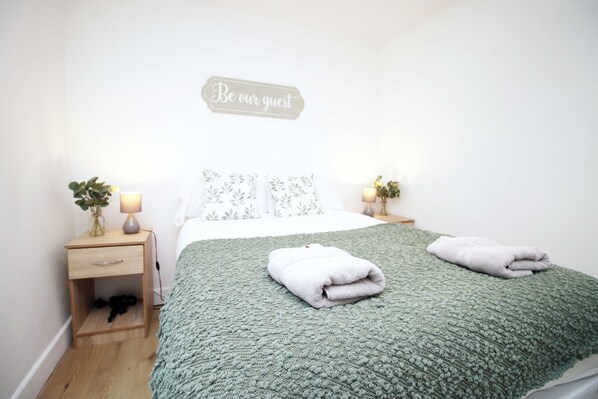 2 bedrooms, desk, iron/ironing board, WiFi