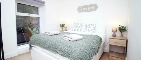 2 bedrooms, desk, iron/ironing board, WiFi