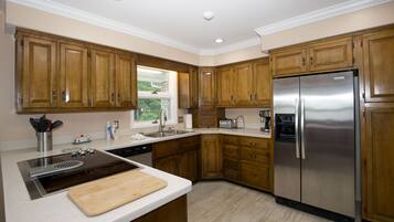 KylskÄp, mikrovÄgsugn, ugn och spishÀll