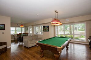 Games room - Pinehurst Lake House Retreat - Pinehurst Lake Front Property With a Pool (Pinehurst)