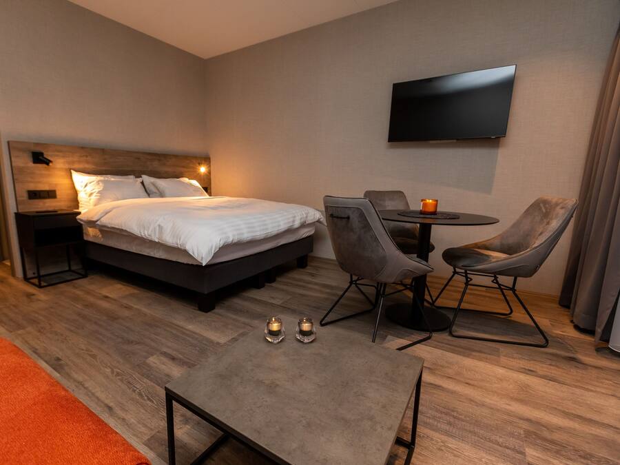 Hypo-allergenic bedding, in-room safe, soundproofing, free WiFi