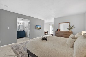 5 bedrooms, desk, iron/ironing board, travel crib