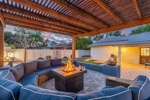 Terrace/patio - 5BR w/4 Kings•Pool•Fire Pit•BBQ Grill•Yard Games (Phoenix)