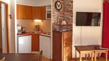 Fridge, dishwasher