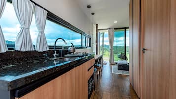 Frigorífico, horno, placa de cocina y cafetera o tetera