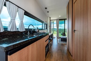 Refrigerador, horno, parrilla de estufa y cafetera y tetera 