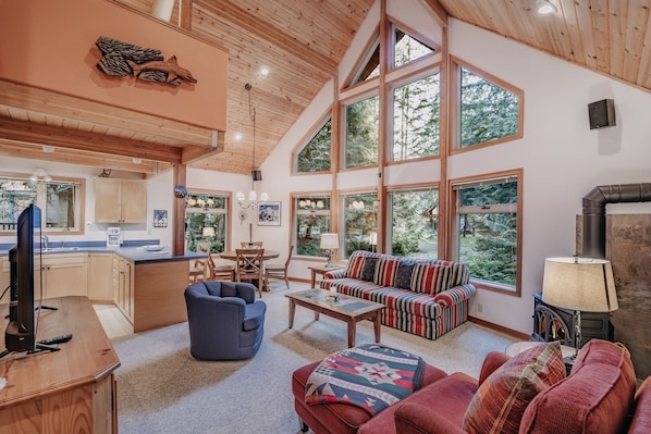 Cabin, 2 Bedrooms | Living area