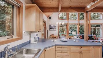 Cabin, 2 phòng ngủ | Bếp riêng | Tủ lạnh, lò nướng, bếp nấu, máy rửa bát
