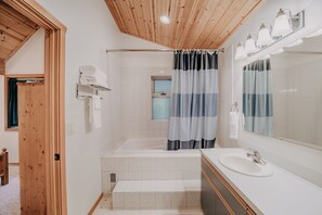 Cabin, 2 Bedrooms | Bathroom | Towels - 75sl - Wifi - Bbq - Pets Ok - Sleeps 6 2 Bedroom Home by RedAwning (Deming)