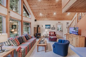 Cabin, 2 Bedrooms | Living area
