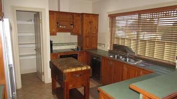 Refrigerador, microondas, horno y lavavajillas