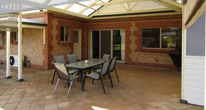 Country Comfort - 5 bedroom Holiday Home with sea views!