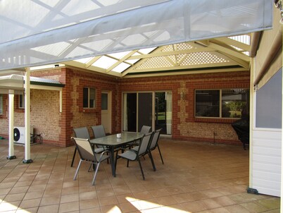 Country Comfort - 5 bedroom Holiday Home with sea views!