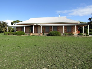 Exterior - Country Comfort - 5 bedroom Holiday Home with sea views! (Edithburgh)