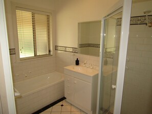 Bathtub, towels - Country Comfort - 5 bedroom Holiday Home with sea views! (Edithburgh)