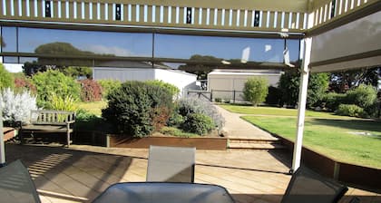 Country Comfort - 5 bedroom Holiday Home with sea views!