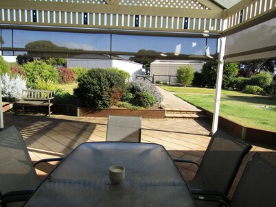 Country Comfort - 5 bedroom Holiday Home with sea views!