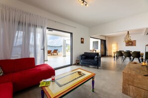 TV, offices - Enchanting Fresh Villa with Amazing Spanish Water View (Willemstad)